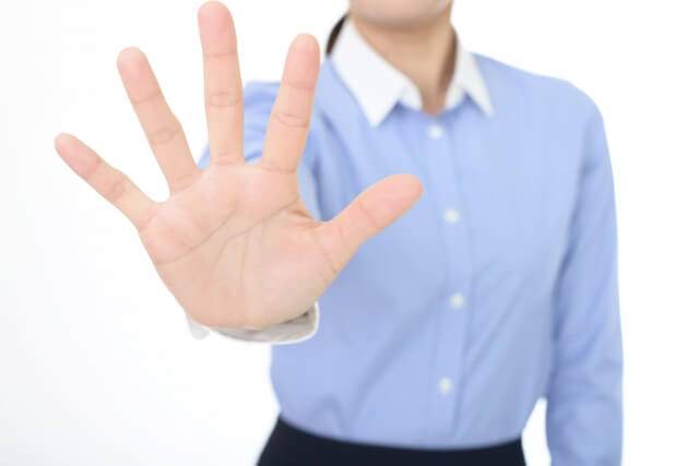 手を前に出して危険を訴える女性