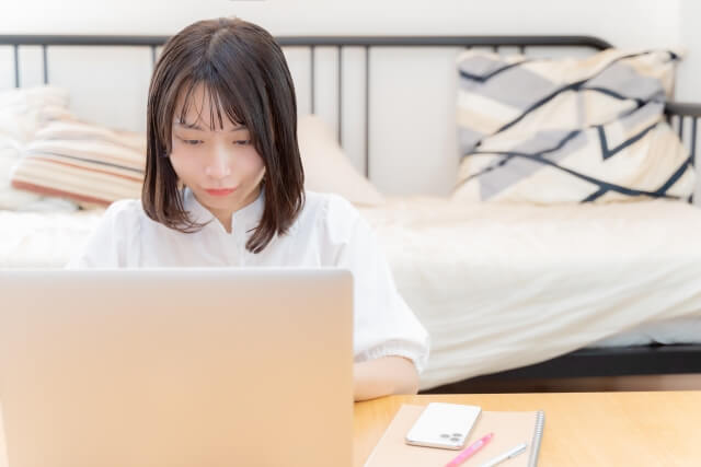 パソコンを使う女性