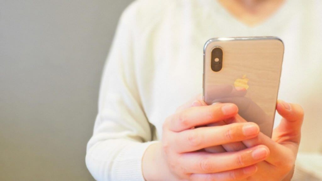 iphoneを持っている男性