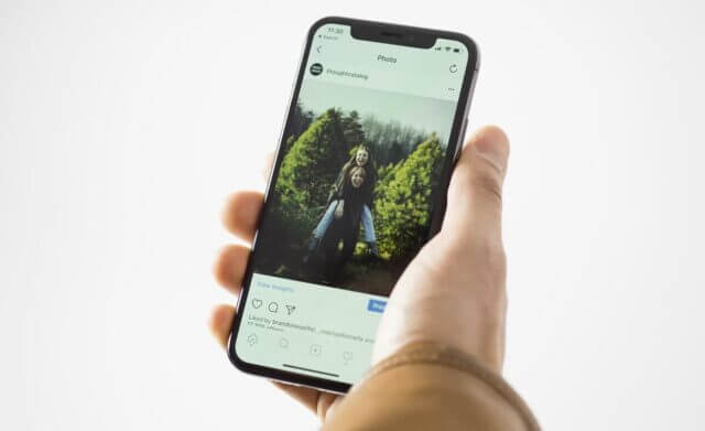 スマホを手に持つ様子