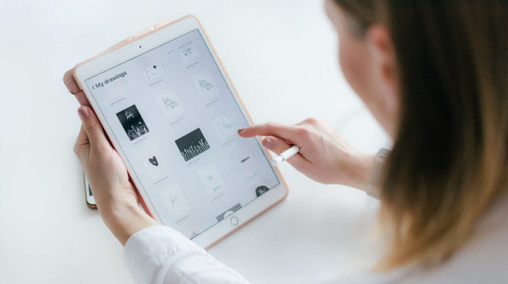 ipadを使う女性