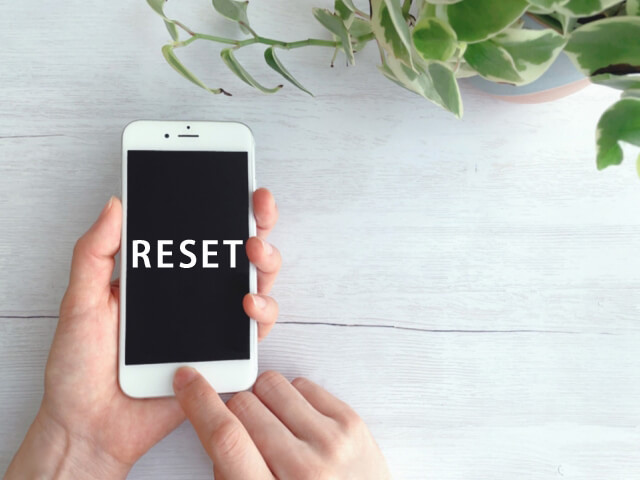 スマホにRESETと書かれている