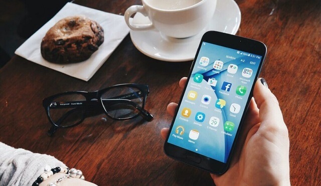 カフェでスマホを見る女性