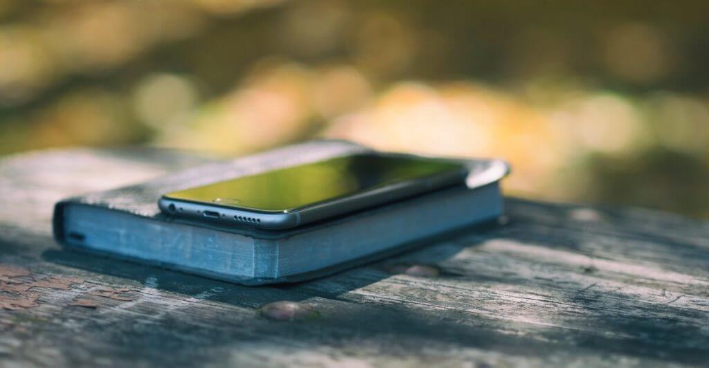 机の上に置いてあるiphone