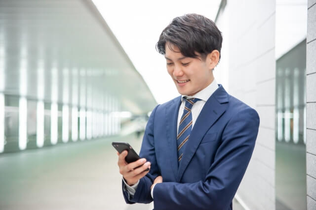 スマホを見るビジネスマン