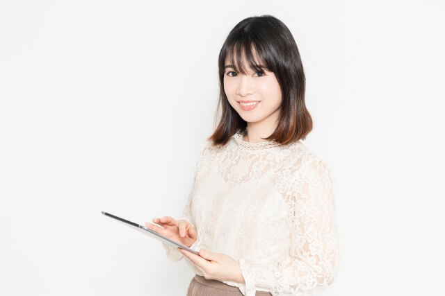 タブレットを使う女性