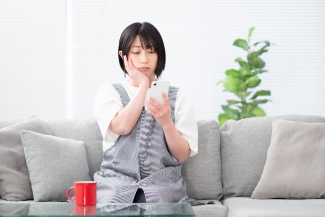 スマホが故障したかもと考えている女性