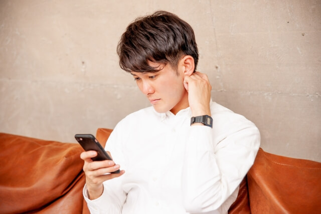 スマホが故障したかもと考えている男性