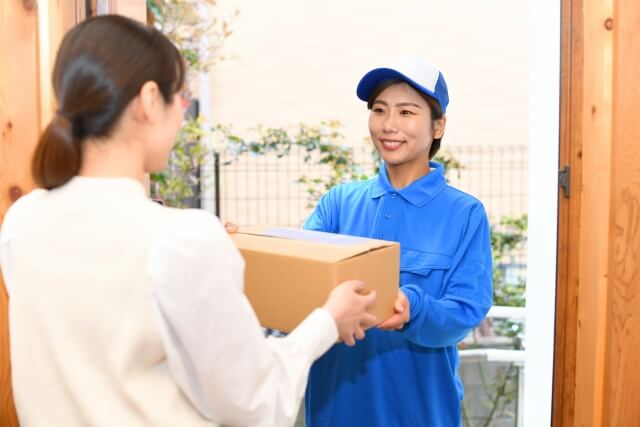 宅配便の女性