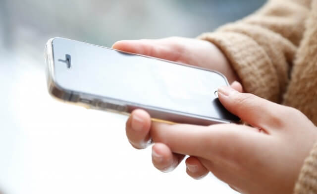 スマホを扱う女性