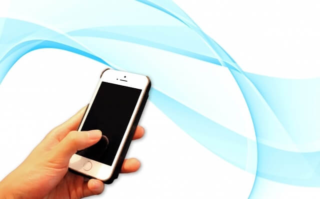 スマホを持っている手と水の流れのイメージ