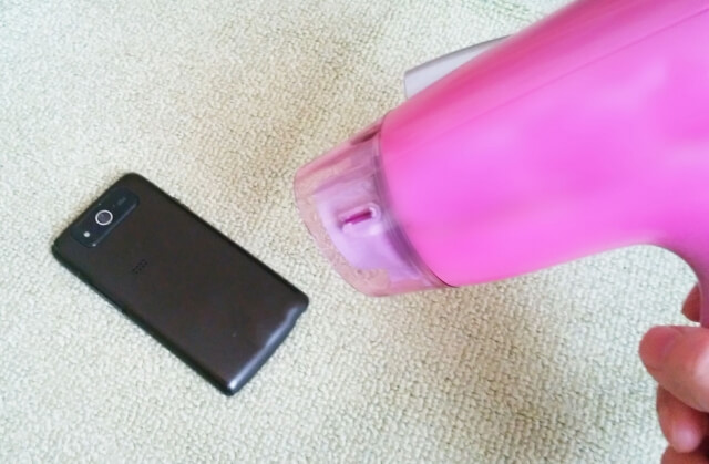 スマホをドライヤーで乾かす様子