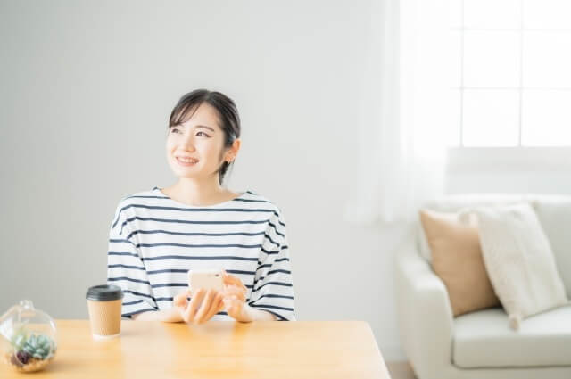 スマホをチェックする女性