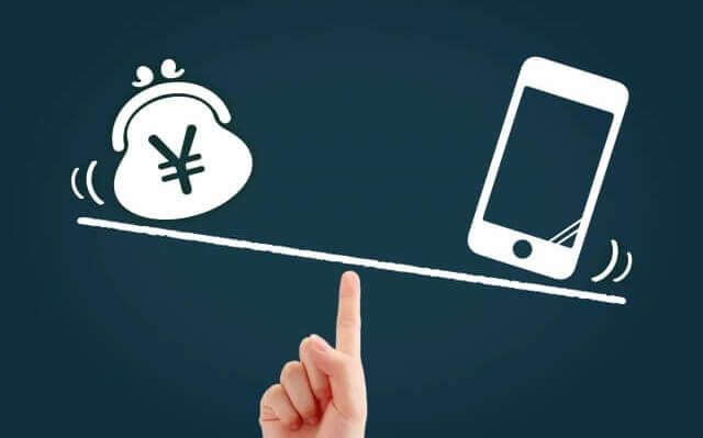お金とスマホを天秤にかけるイメージ画像