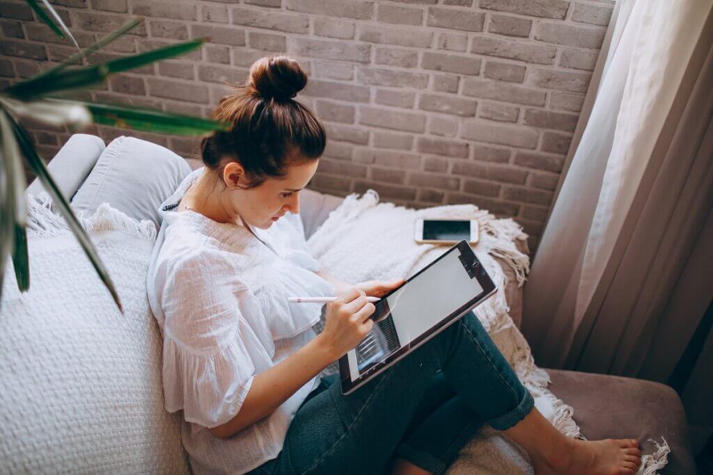 ipadで絵をかく女性