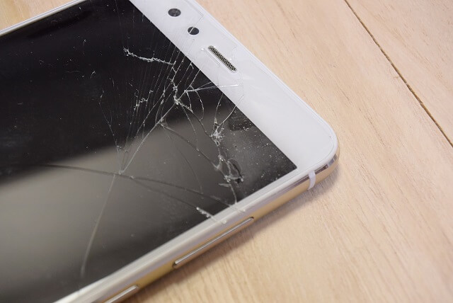 ディスプレイに傷がついたスマホ