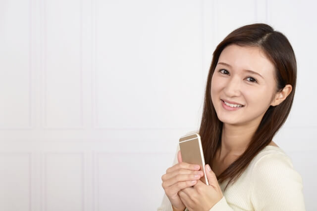 iphoneを持つ女性