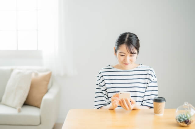 女性がスマホを扱っている様子
