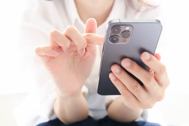 iphoneを扱う女性
