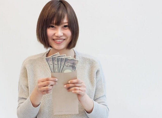 お金を手にする女性