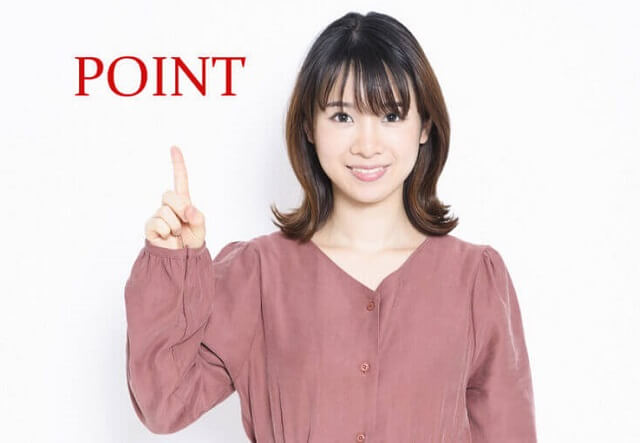 ポイントを指し示す女性