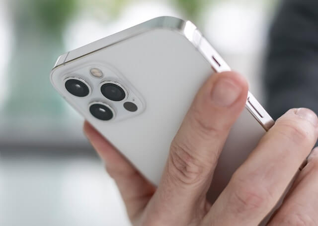 iphone12を持つ男性の手