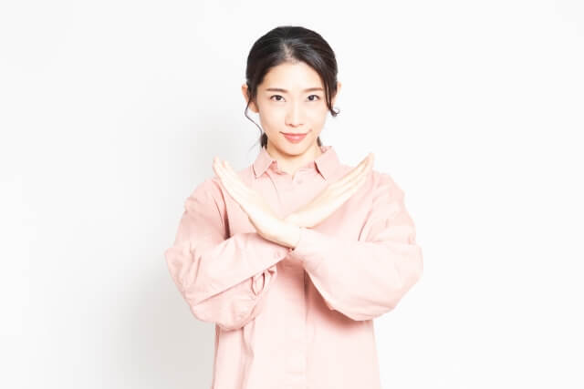 ばつを示す女性