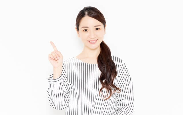 ポイントを指し示す女性