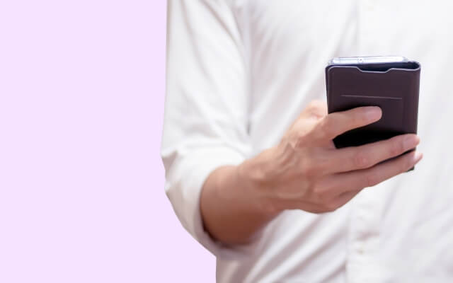 スマホを使う男性