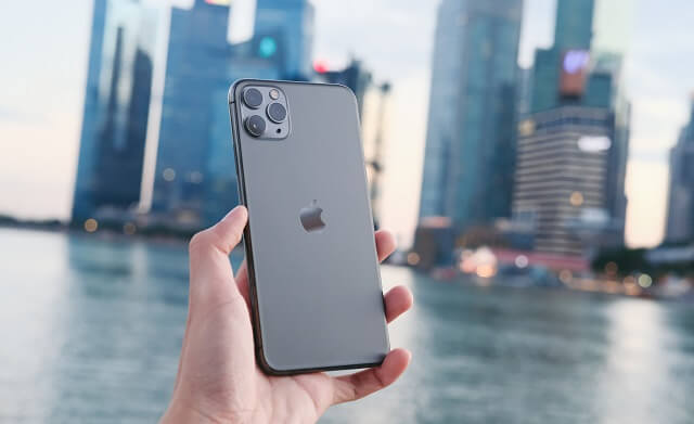 iphone11を持つ手