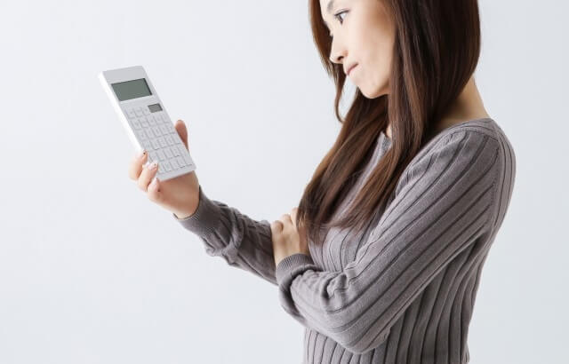 お金について考える女性