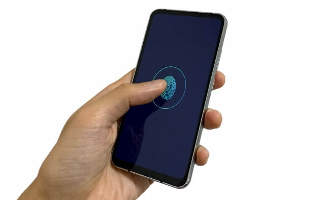 スマホにタッチする男性の手