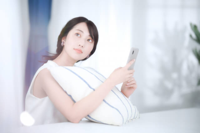 スマホをあつかう女性