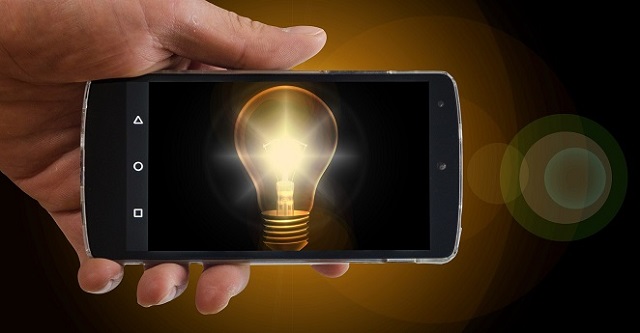 スマホの中に電球がうつっている