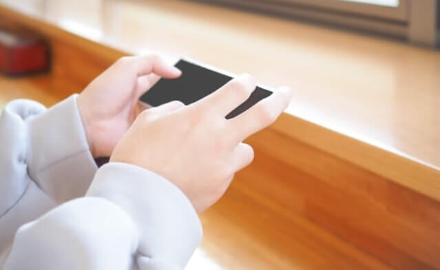 スマホを使う女性