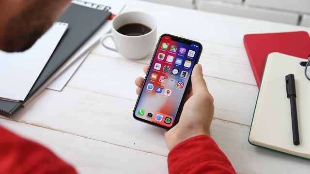 スマホを見つめる男性