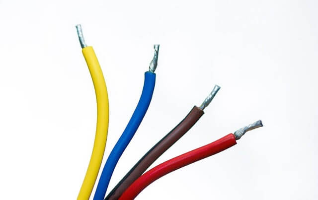 色とりどりのケーブル