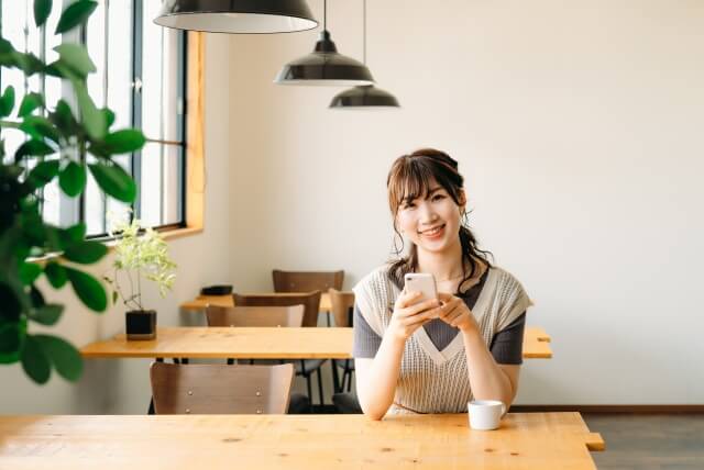 カフェでスマホを見ている女性