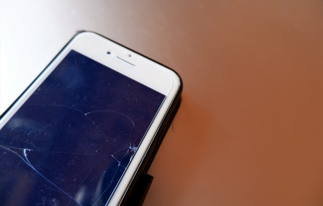 ガラスフィルムが割れたスマホ