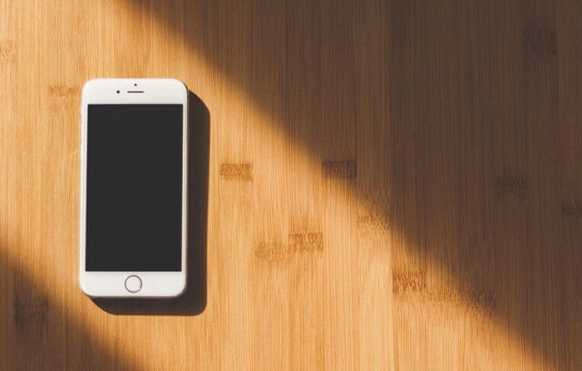テーブルの上に置かれたスマホ