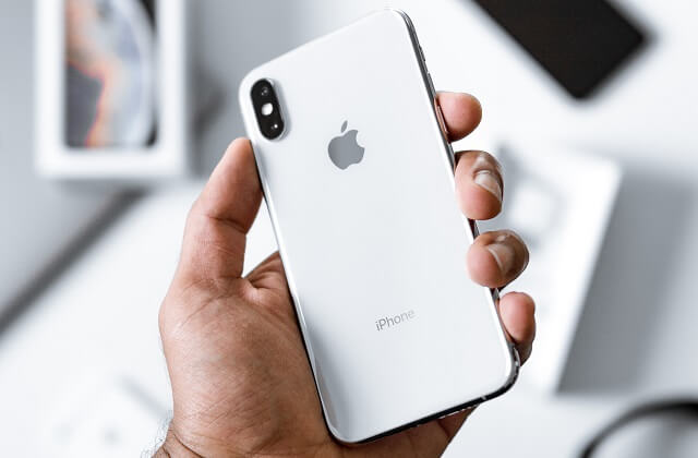 iphoneを持つ