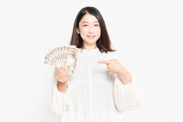 お札を指さす女性
