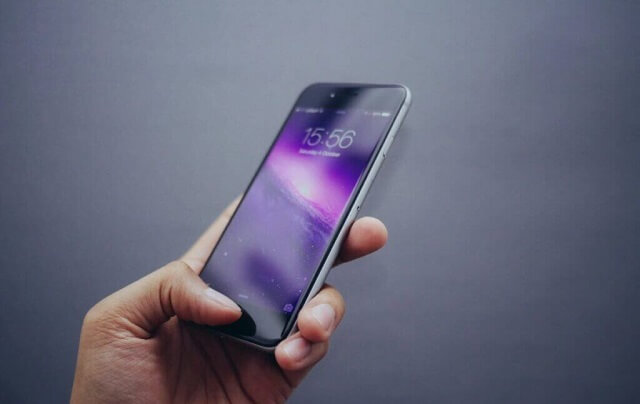 スマホを握る手