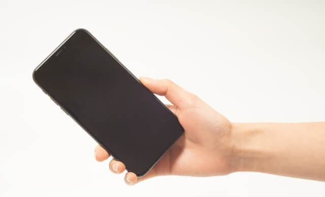 スマホを片手で持つ