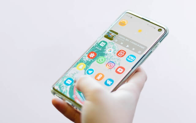 スマホのアプリをタップする手