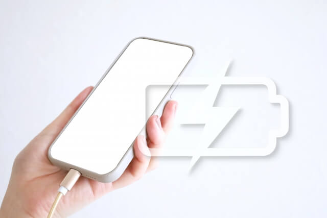 充電中のスマホ