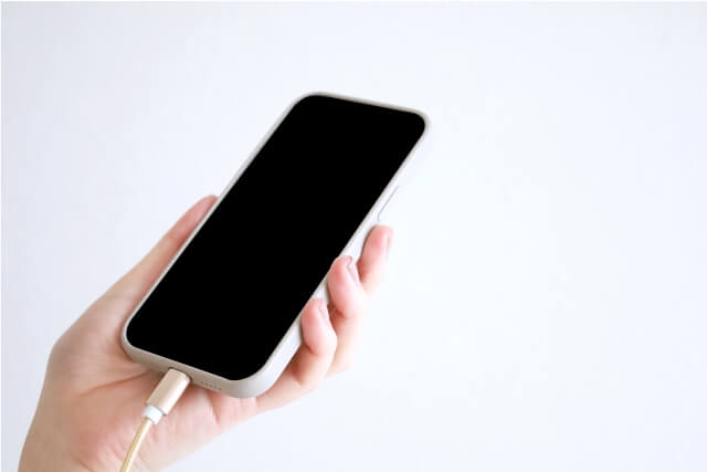 充電するスマホ