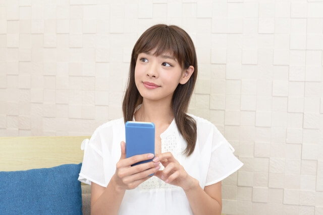 スマホをタップする女性