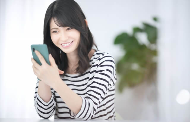 スマホを見る女性