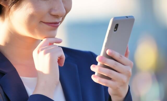 スマホを見つめる女性